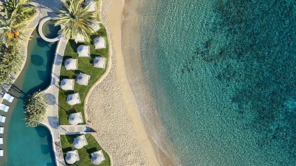 - une vue aérienne sur la plage et l'océan dans l'établissement Porto Elounda Golf & Spa Resort, Six Senses Spa, à Elounda
