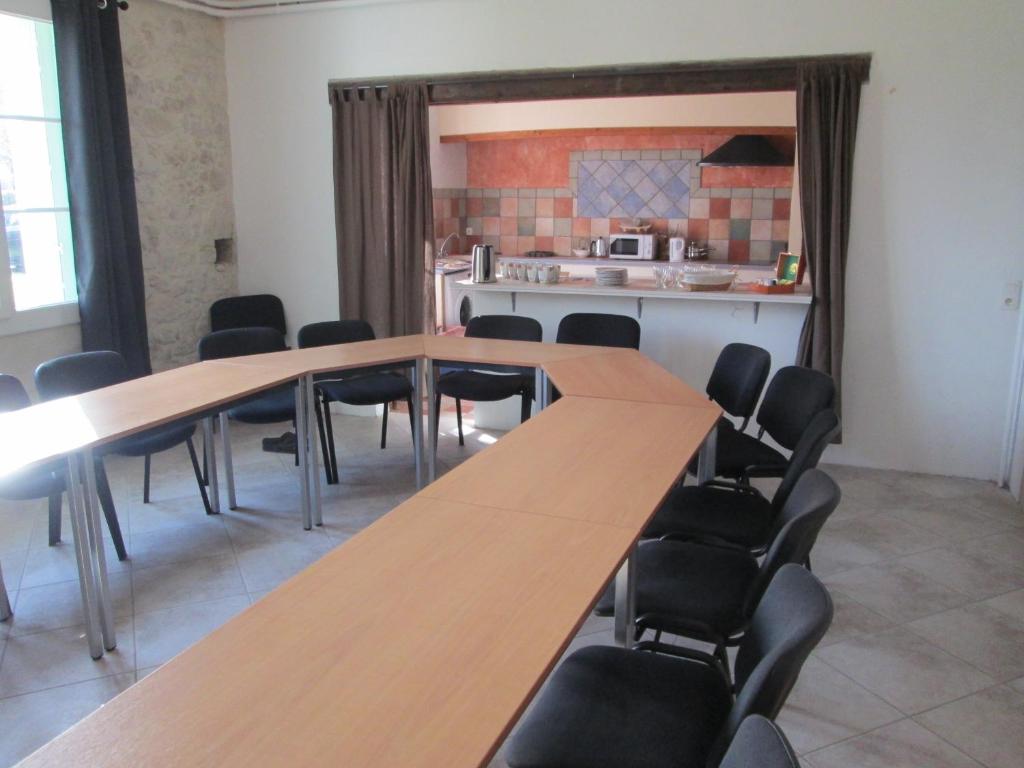 a conference room with wooden tables and chairs at Un Coin de Paradis in Cologne