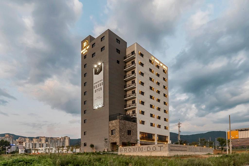 un grand bâtiment avec un panneau sur son côté dans l'établissement Brown-Dot Hotel Ulsan-Sincheon, à Ulsan