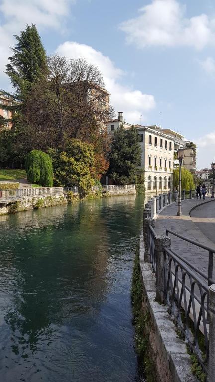 rzeka w mieście z mostem i budynkami w obiekcie Riviera 34 w mieście Treviso