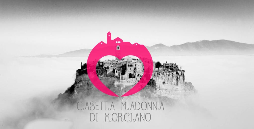 une photo en noir et blanc d'un château à cœur rose dans l'établissement La Casetta Madonna di Morciano, à Bagnoregio