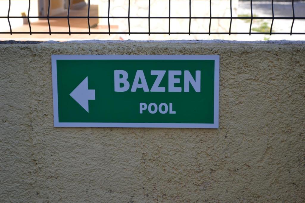 Certyfikat, podpis lub inny dokument wystawiony w obiekcie Apartment Din