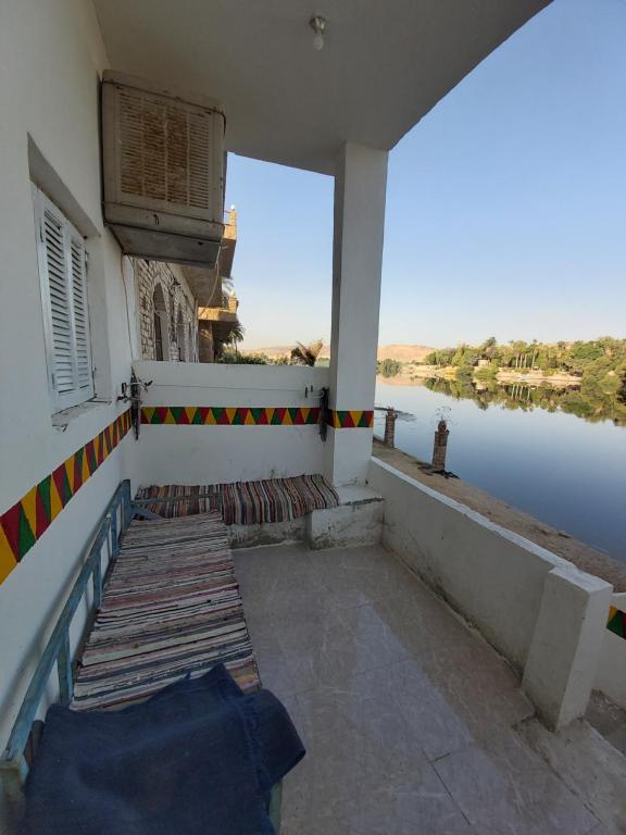 een balkon met uitzicht op een waterlichaam bij Otasho Nile view house in Aswan