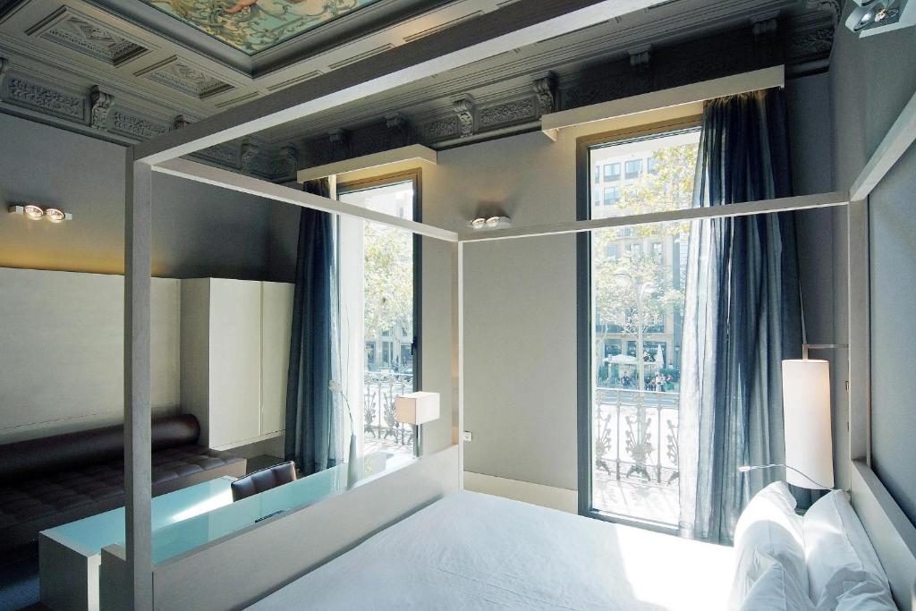 a room with a large window and a large bed at Hotel Actual in Barcelona