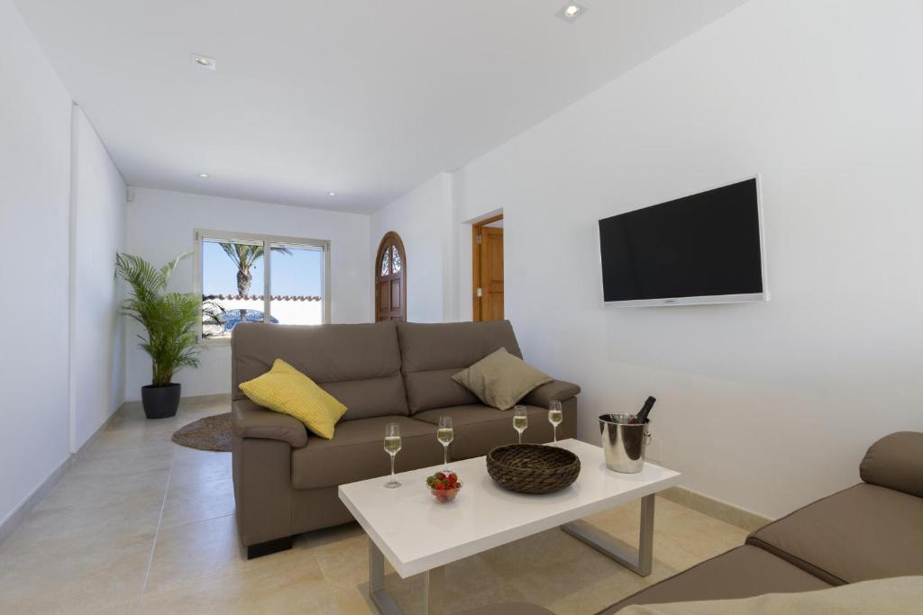 A television and/or entertainment centre at VILLA HOLLAND 11