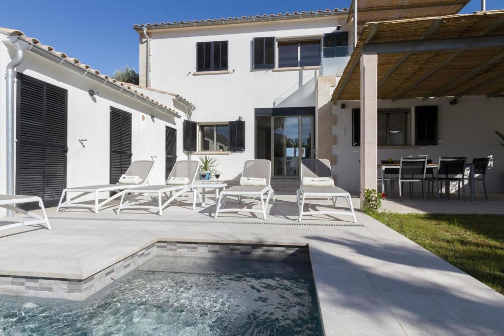 The swimming pool at or close to VILLA HOLLAND 11