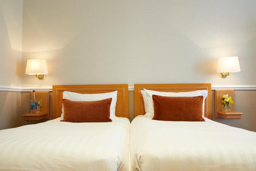 Кровать или кровати в номере Palm Court Hotel