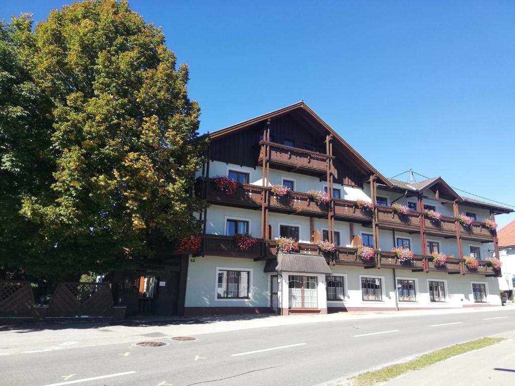 ein Hotel an der Straßenseite in der Unterkunft Hotel&Wirtshaus Sonne in Weyregg