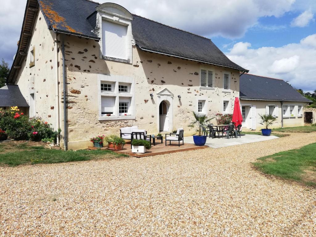 Cette maison en pierre dispose d'une terrasse. dans l'établissement La haye Georget, à Feneu