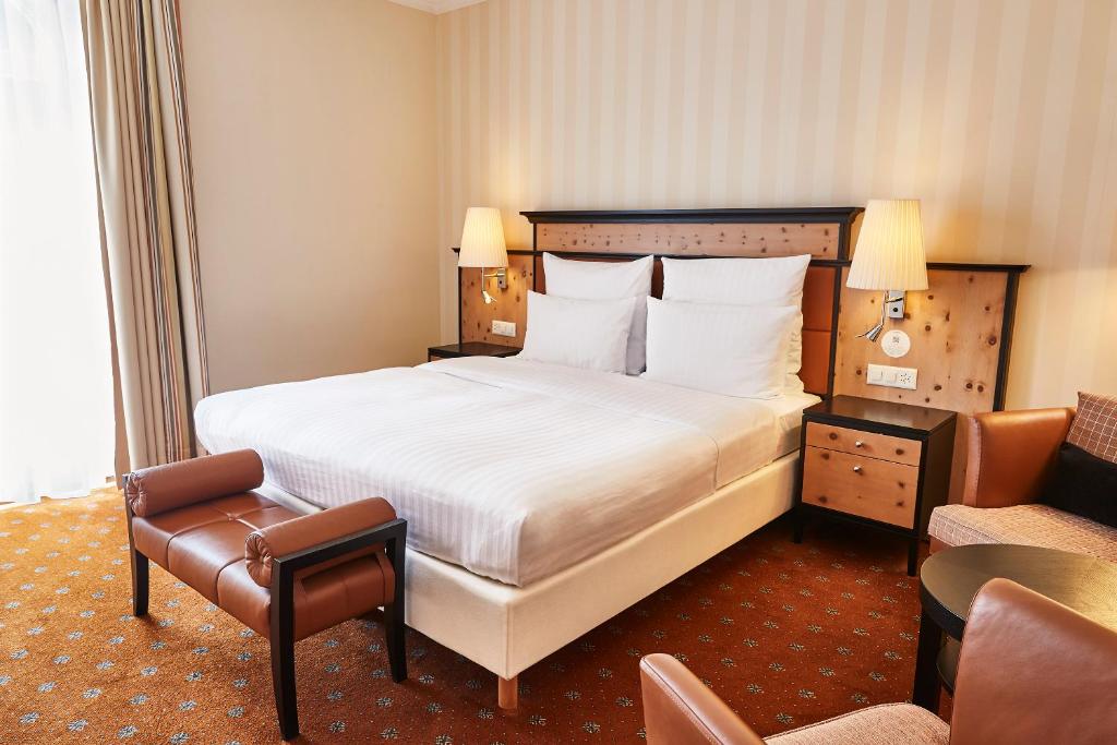 Postel nebo postele na pokoji v ubytování Steigenberger Icon Grandhotel Belvédère