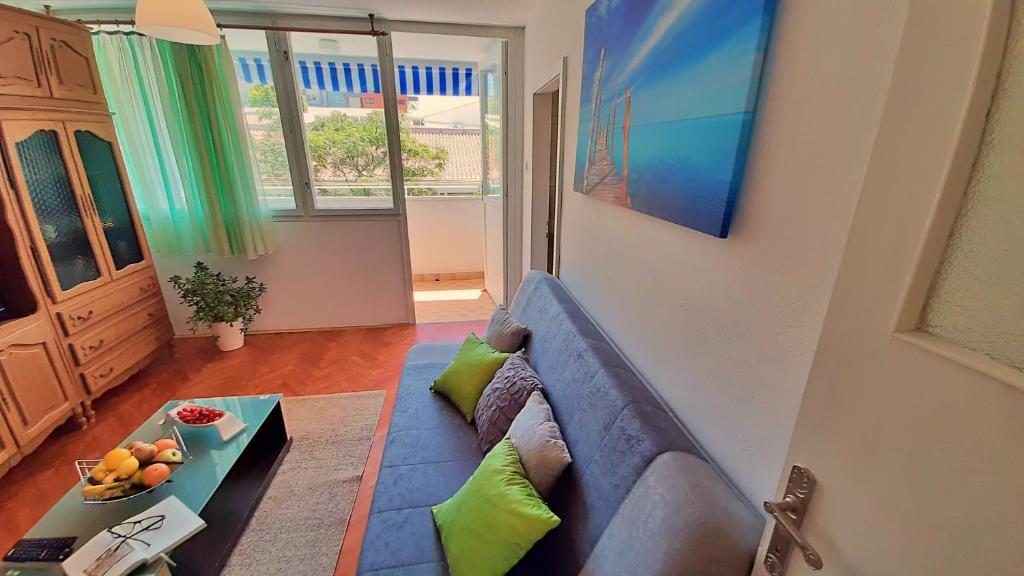 Televízia a/alebo spoločenská miestnosť v ubytovaní Town Center Apartment with Balcony