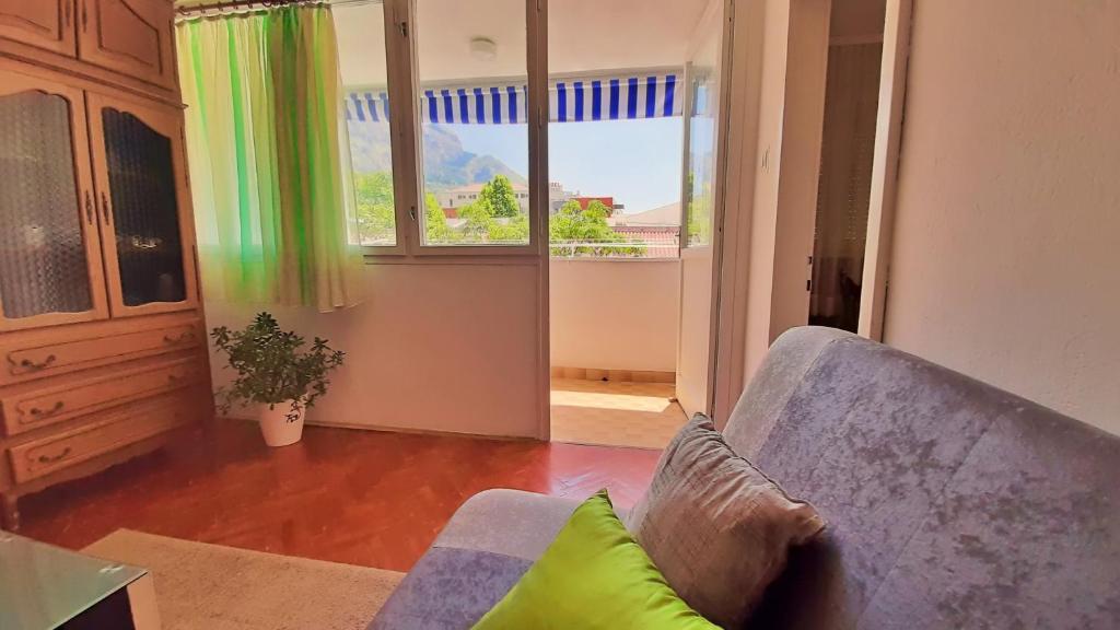 Posedenie v ubytovaní Town Center Apartment with Balcony
