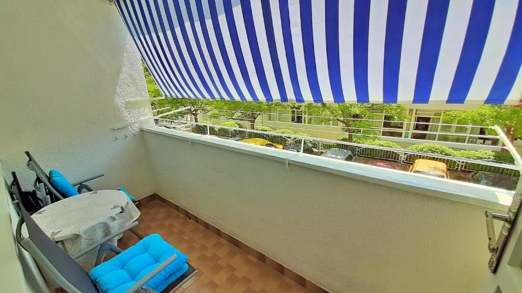 Vonkajšia záhrada v ubytovaní Town Center Apartment with Balcony