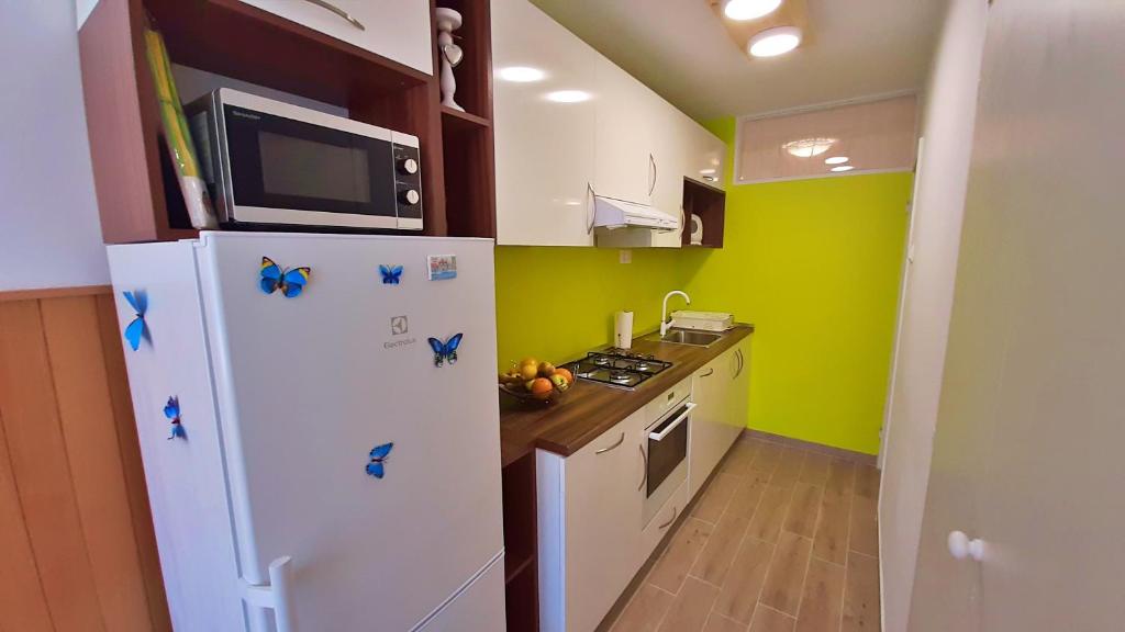 Kuchyňa alebo kuchynka v ubytovaní Town Center Apartment with Balcony