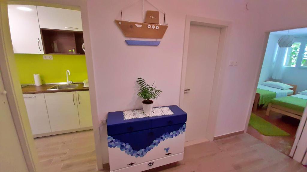 Kuchyňa alebo kuchynka v ubytovaní Town Center Apartment with Balcony