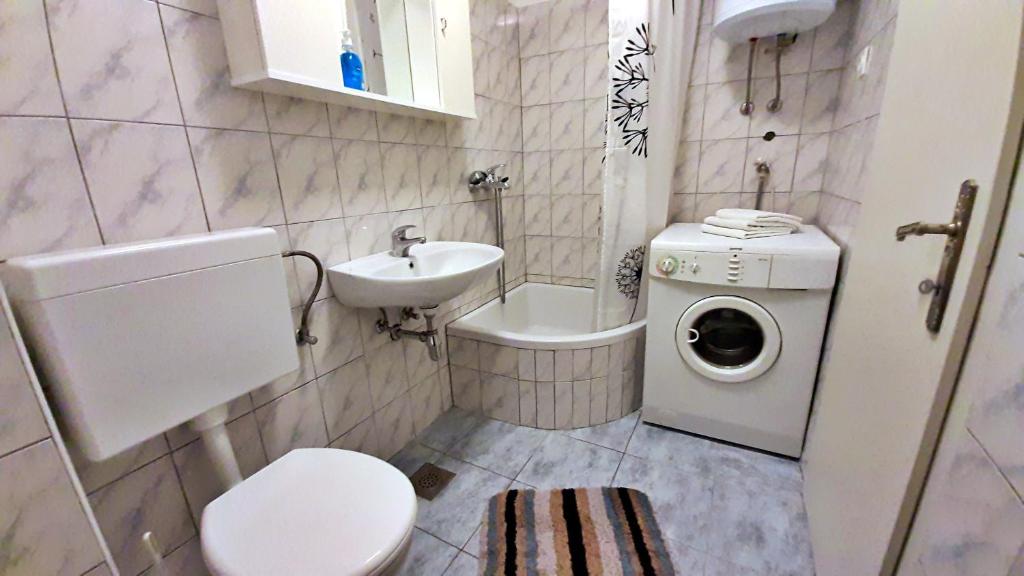 Kúpeľňa v ubytovaní Town Center Apartment with Balcony