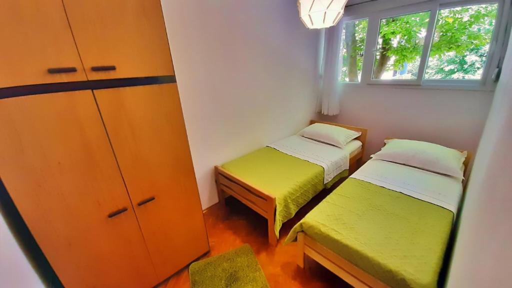 Posteľ alebo postele v izbe v ubytovaní Town Center Apartment with Balcony