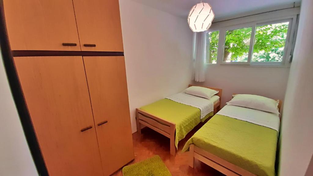 Posteľ alebo postele v izbe v ubytovaní Town Center Apartment with Balcony