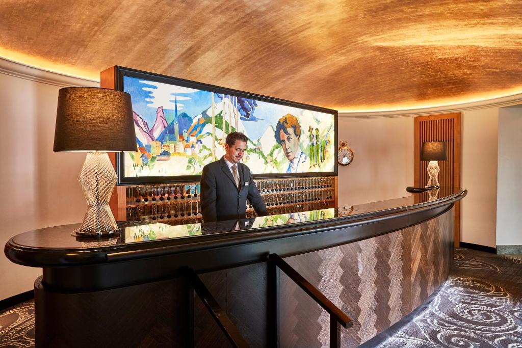 TV a/nebo společenská místnost v ubytování Steigenberger Icon Grandhotel Belvédère