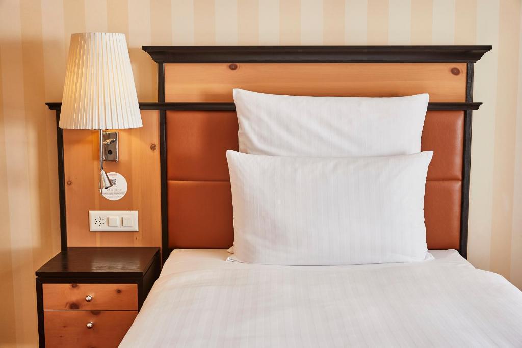 Postel nebo postele na pokoji v ubytování Steigenberger Icon Grandhotel Belvédère