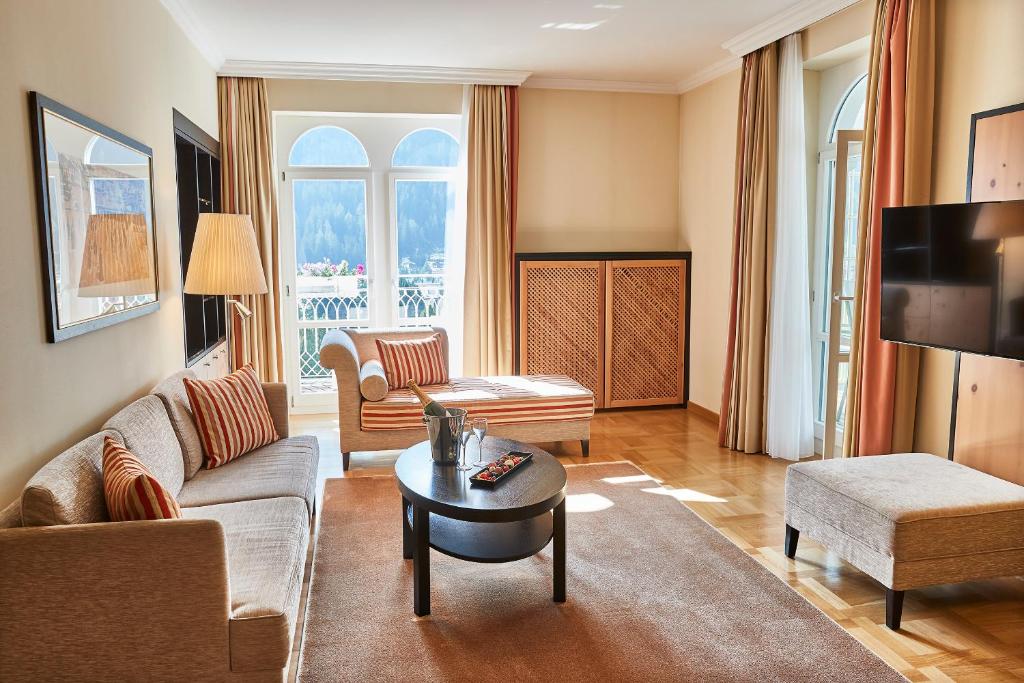 TV a/nebo společenská místnost v ubytování Steigenberger Icon Grandhotel Belvédère