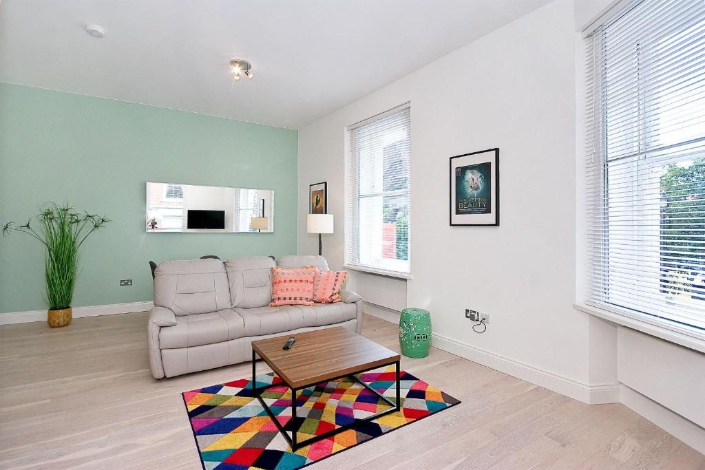 Interlude House B by City Living London في لندن: غرفة معيشة مع أريكة وطاولة قهوة