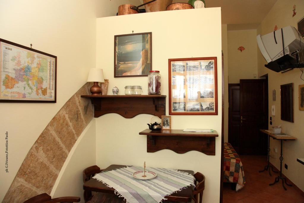 ein Zimmer mit einer Treppe und einem Tisch darin in der Unterkunft Donna Lia in Bagheria