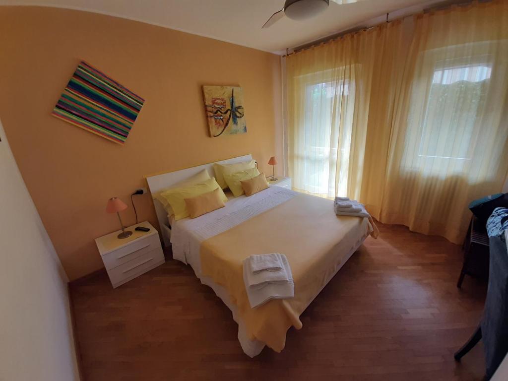 una camera con un grande letto e una finestra di The Village B&B a Bergamo