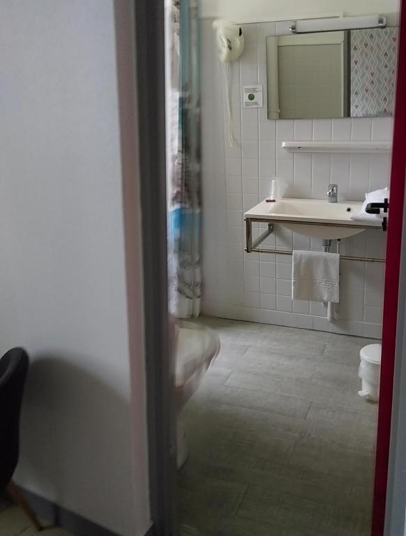 Koupelna v ubytování hotel l'échappée d'oléron
