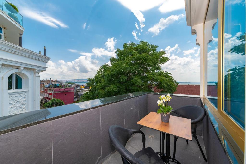 Eastanbul Suites - Corner Suite With Balcony