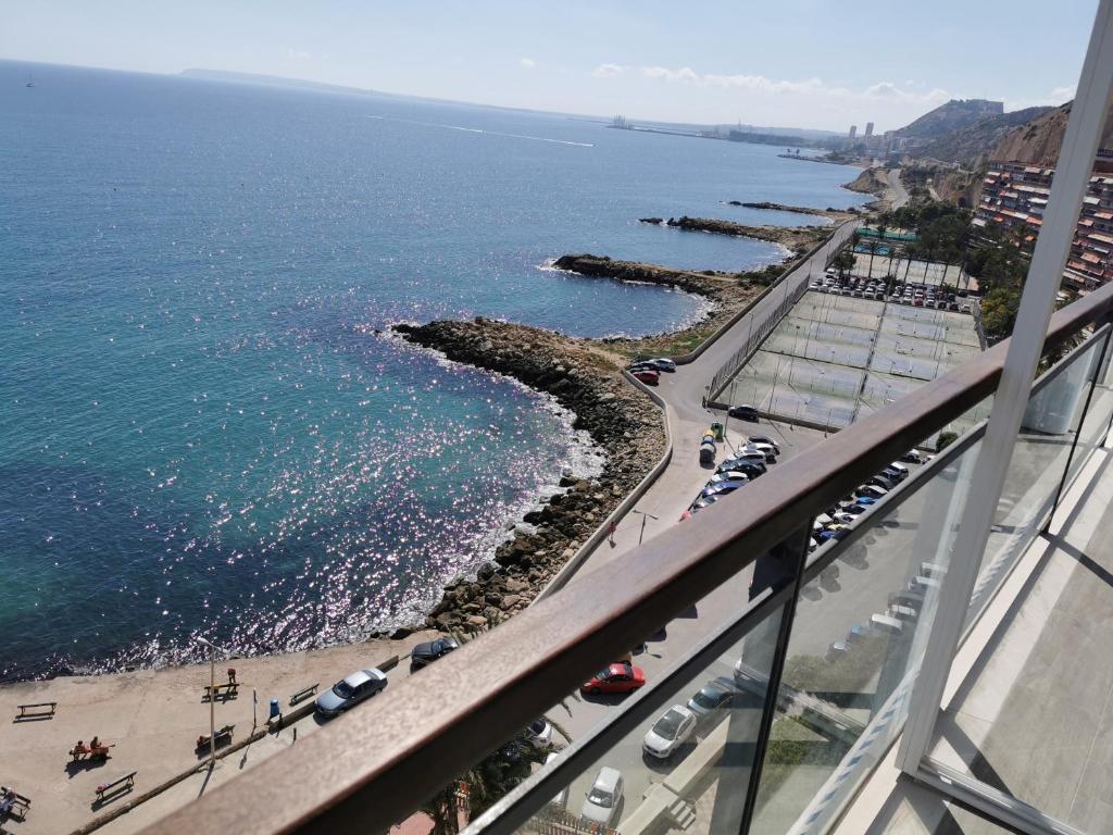 uma vista para o oceano a partir de um edifício em Frente mar em Alicante