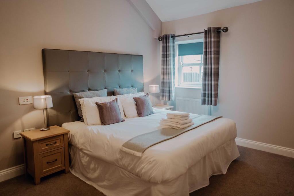 Un dormitorio con una cama grande y una ventana en Dunlin en Belford