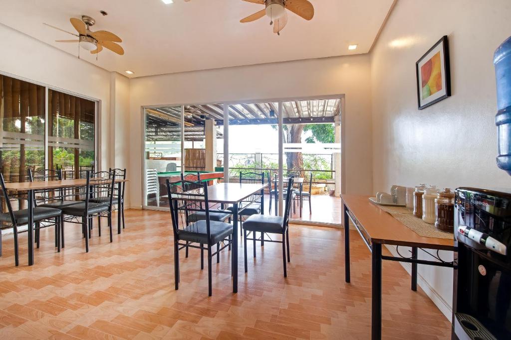 TV a/nebo společenská místnost v ubytování Royale Parc Hotel Puerto Princesa Palawan