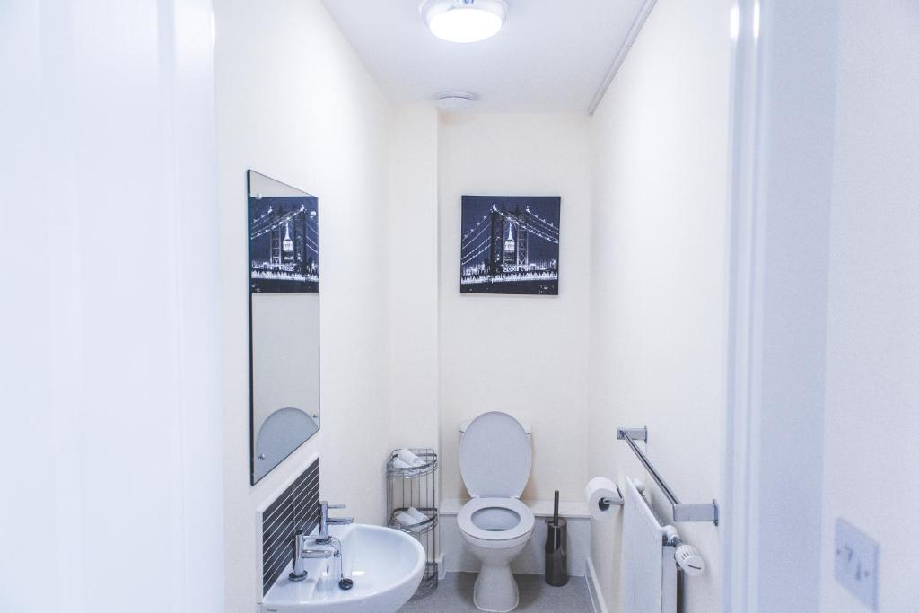 Salford Holiday Apartment Manchester - Three-Bedroom Apartment