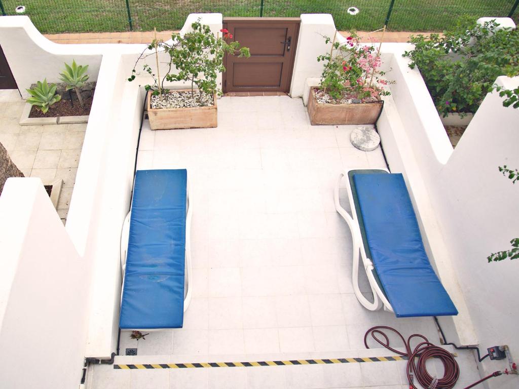 Posezení v ubytování 2 min Walk to Beach - Private Solarium Bungalow
