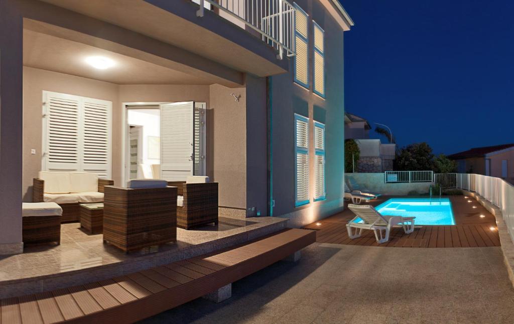 un balcone di una casa con piscina di Apartmani Gavran a Sevid