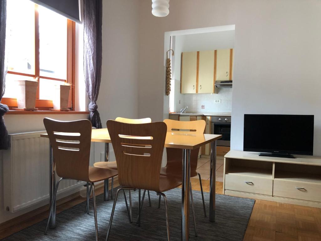 TV a/nebo společenská místnost v ubytování Apartments Rombon