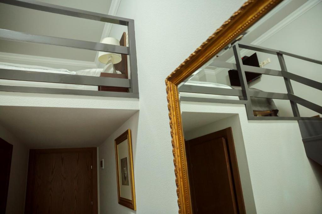 Palanda nebo palandy na pokoji v ubytování Tea for Two Hotel