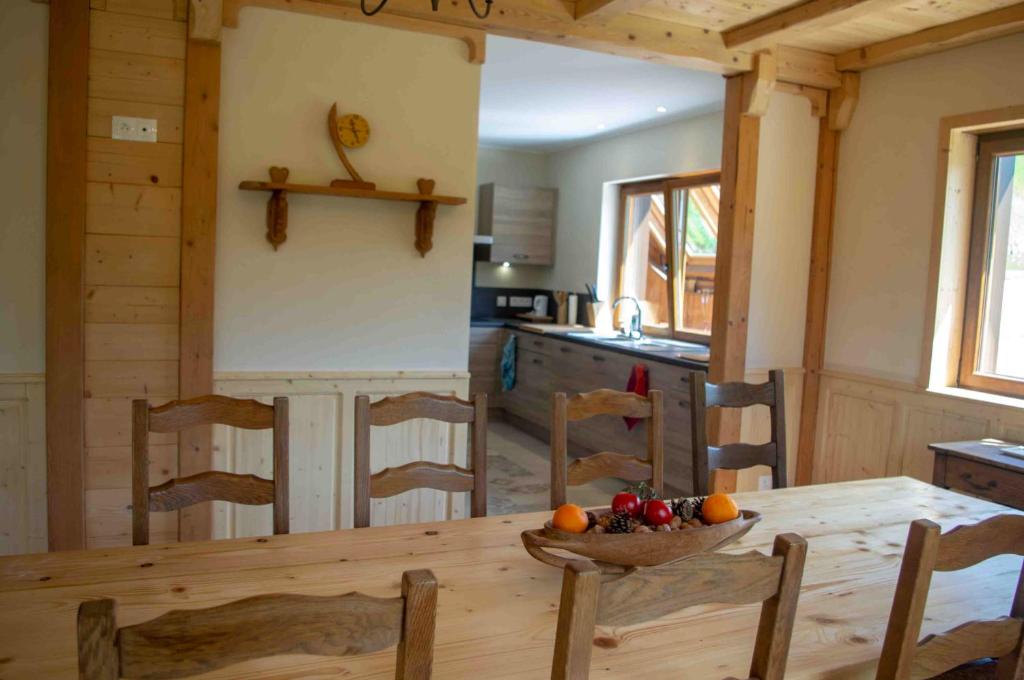 uma cozinha com uma mesa de madeira com uma taça de fruta em le gîte du Wildbach em Wildersbach