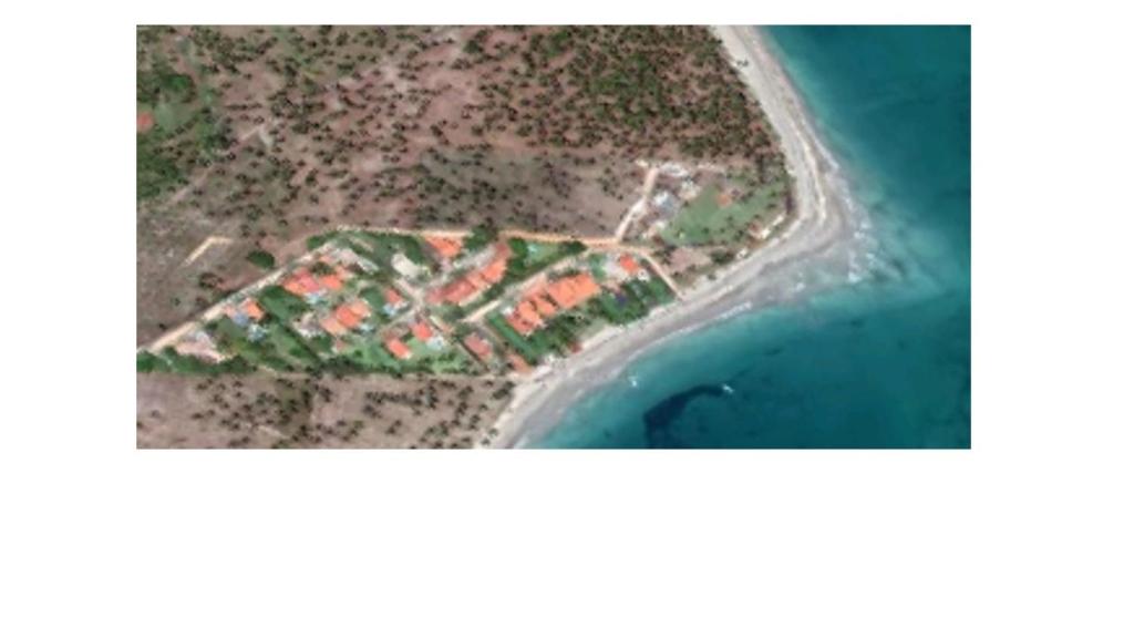 eine Luftansicht einer Insel im Meer in der Unterkunft Casa Praia dos Carneiros in Tamandaré