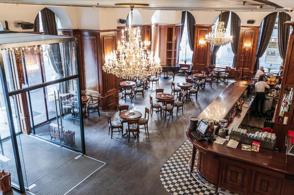Un restaurante u otro lugar para comer en Hotel Europe