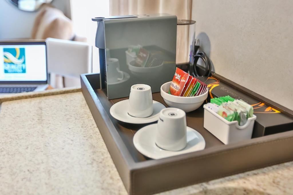 Comodidades para preparar café e chá em Quality Suítes João Pessoa