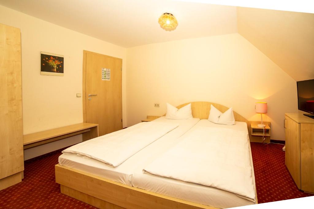 Postel nebo postele na pokoji v ubytování Hotel Post Leutkirch