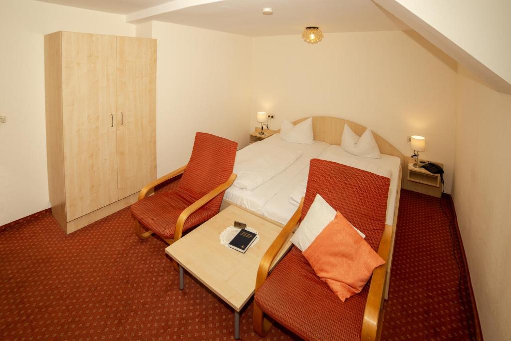Postel nebo postele na pokoji v ubytování Hotel Post Leutkirch