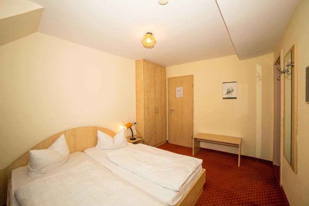 Postel nebo postele na pokoji v ubytování Hotel Post Leutkirch