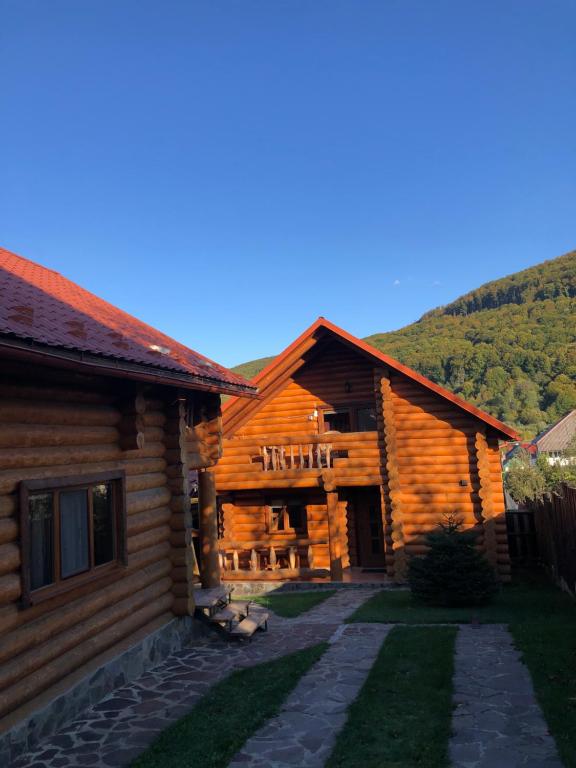 Nespecifikovaný výhled na hory nebo výhled na hory při pohledu z prázdninového domu