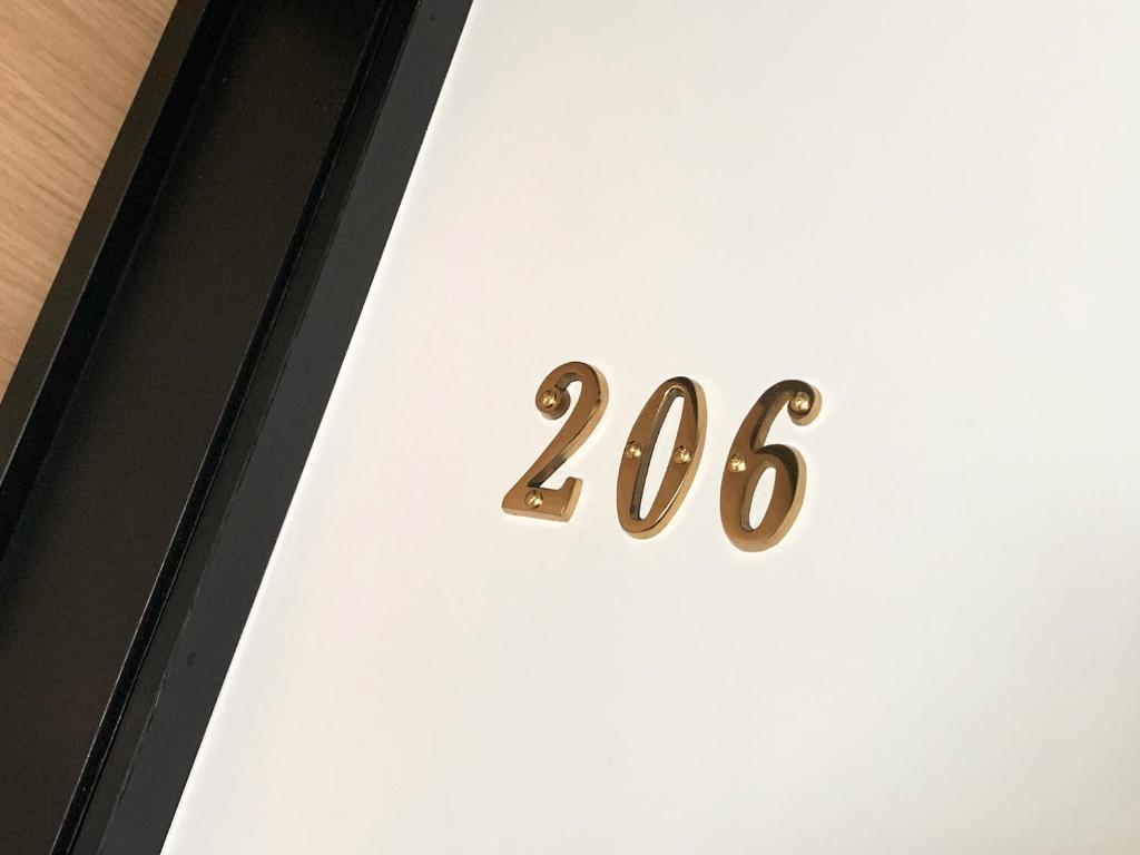 Una puerta con el número. en Cactus Inn / Vacation STAY 51553, en Miyazaki