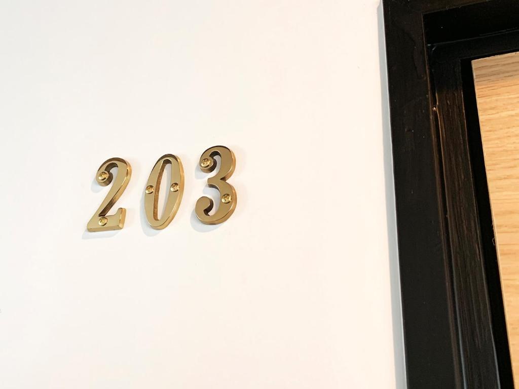 Une porte avec les chiffres de vingt-trois sur elle dans l'établissement Cactus Inn / Vacation STAY 51549, à Miyazaki