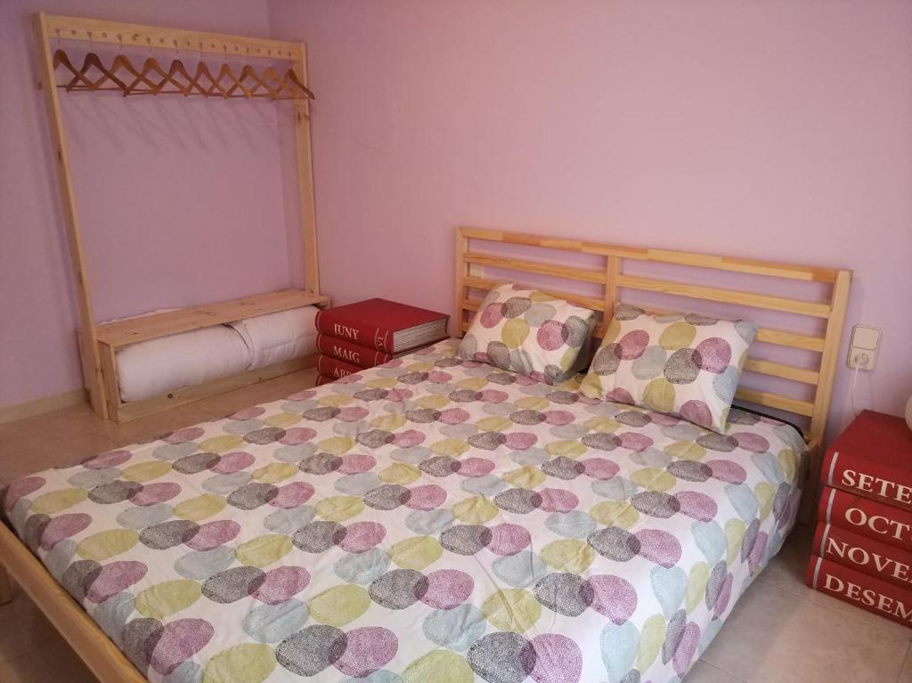 um quarto com uma cama grande e uma cabeceira em madeira em Cal Bover em Olot