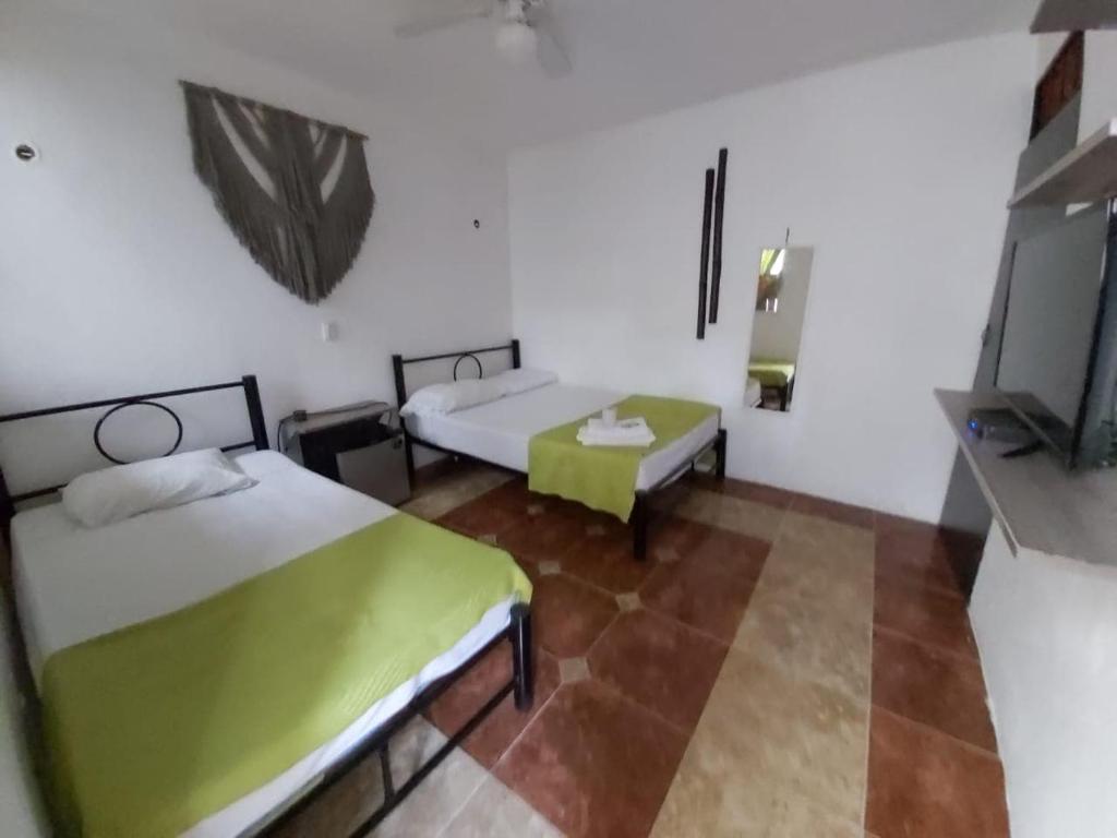 Postel nebo postele na pokoji v ubytování Emotion Avenida Tulum Hotel & Hostal